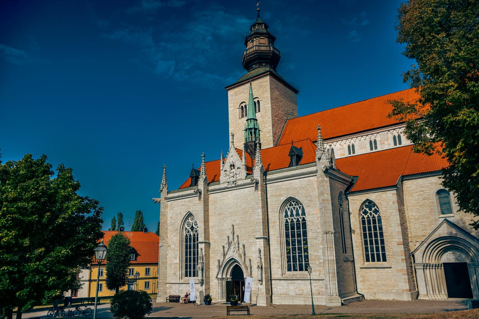 Visby domkyrka i starkt solljus med orange tak och djupblå himmel