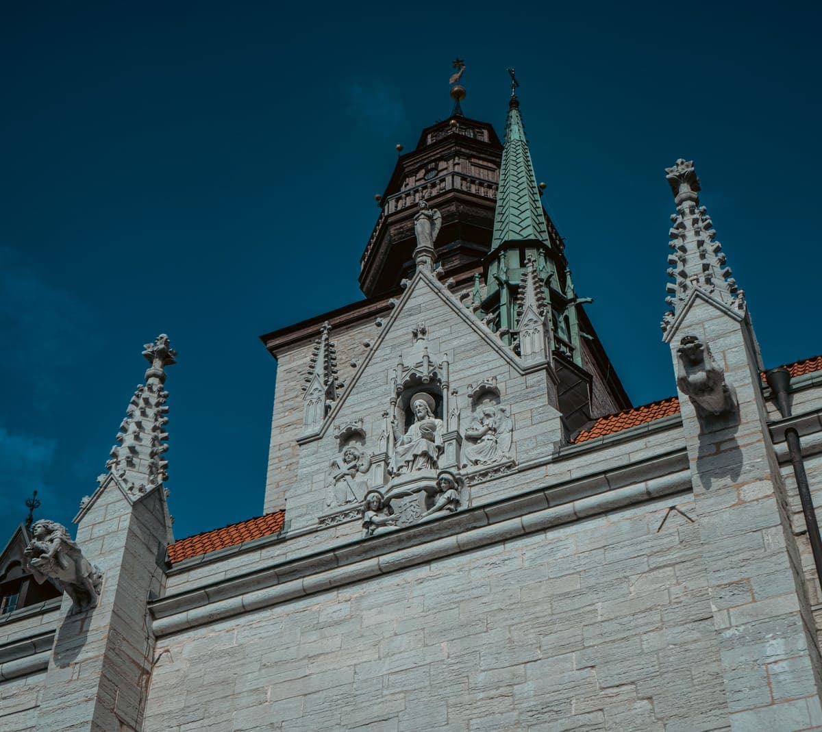 Tornspiror på Visby domkyrka mot mörkblå himmel